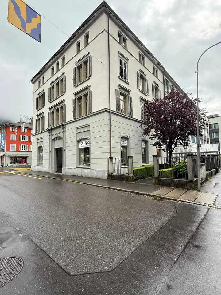 Emplacement idéal au cœur de la vieille ville de Glarus – espace de vente au détail caractéristique sur la place du Rathaus