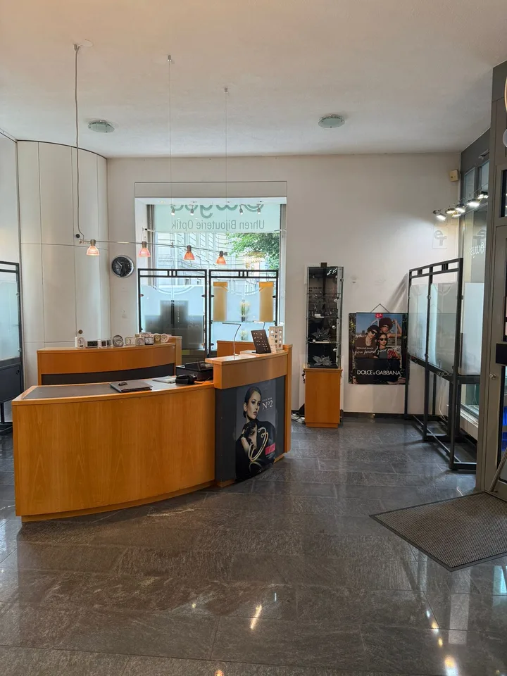 Emplacement idéal au cœur de la vieille ville de Glarus – espace de vente au détail caractéristique sur la place du Rathaus