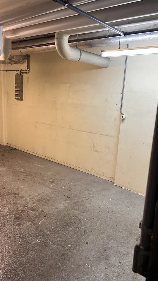 Tresor von 5 bis 27m2 im Untergeschoss, Zugang mit Auto und Lieferplatz