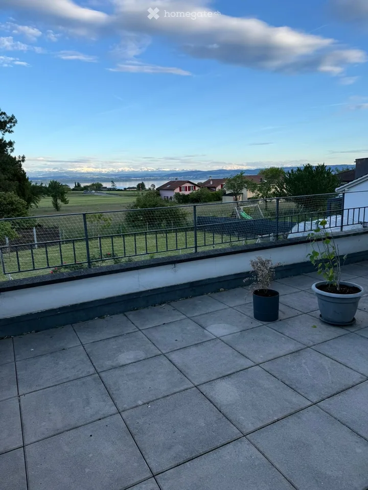 Ampio appartamento di 4.5 locali con terrazza e vista panoramica a Bevaix