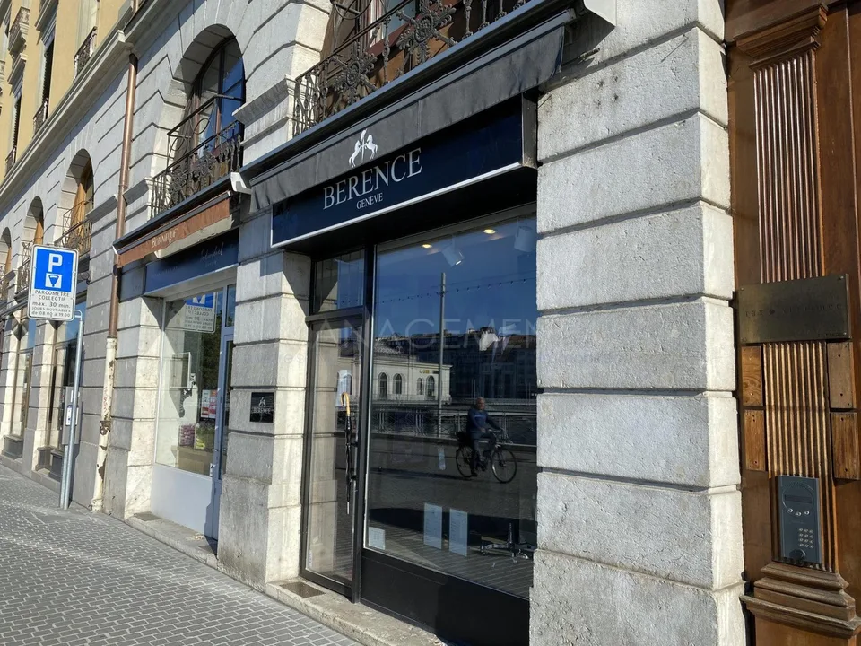 Riva destra, Quai des Bergues - Arcade di circa 73,40 m2 PPE