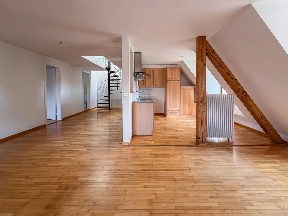 CHARMANTE 3.5-ZIMMER-DACHWOHNUNG AUF ZWEI ETAGEN MITTEN IN BERN