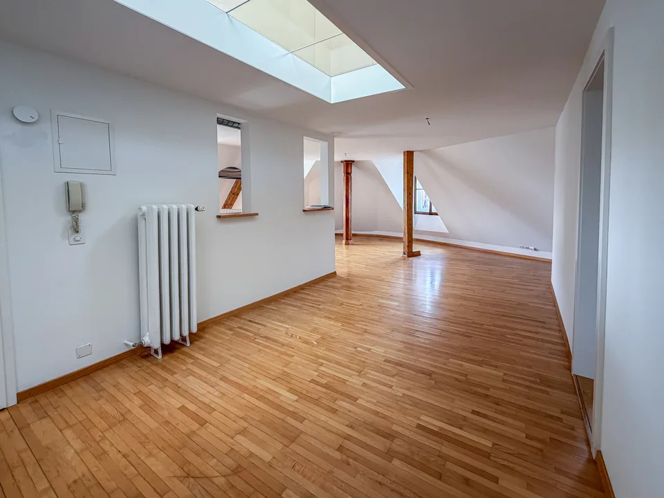 CHARMANTE 3.5-ZIMMER-DACHWOHNUNG AUF ZWEI ETAGEN MITTEN IN BERN