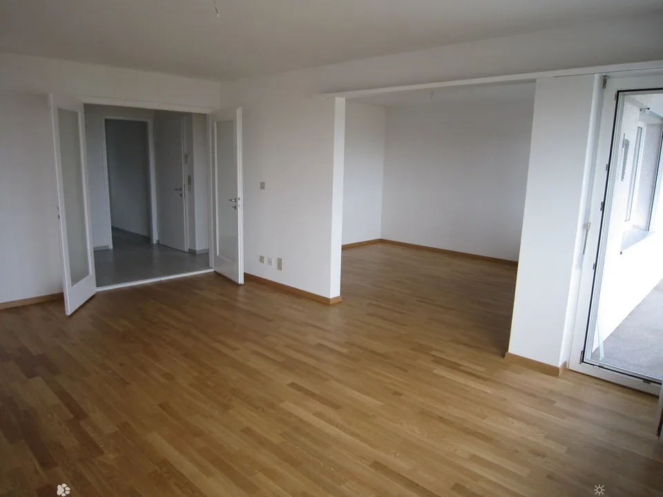 Incantevole appartamento di 3,5 locali all'ultimo piano con vista panoramica a Biel