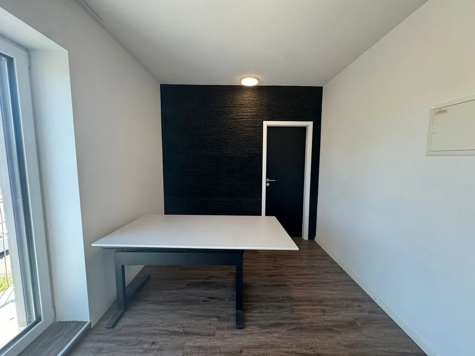 Heller Praxis-, Büro- oder Atelierraum an guter Lage in Dietikon