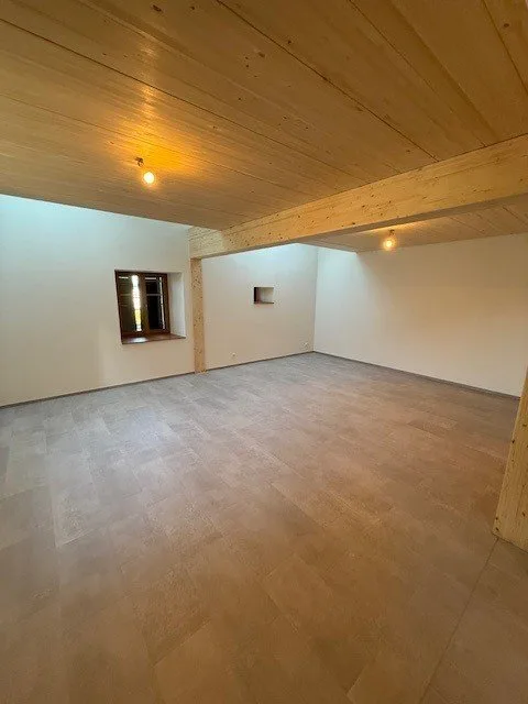 Zu vermieten, wunderschöne 3.5-Zimmer-Wohnung in einem renovierten Bauernhof