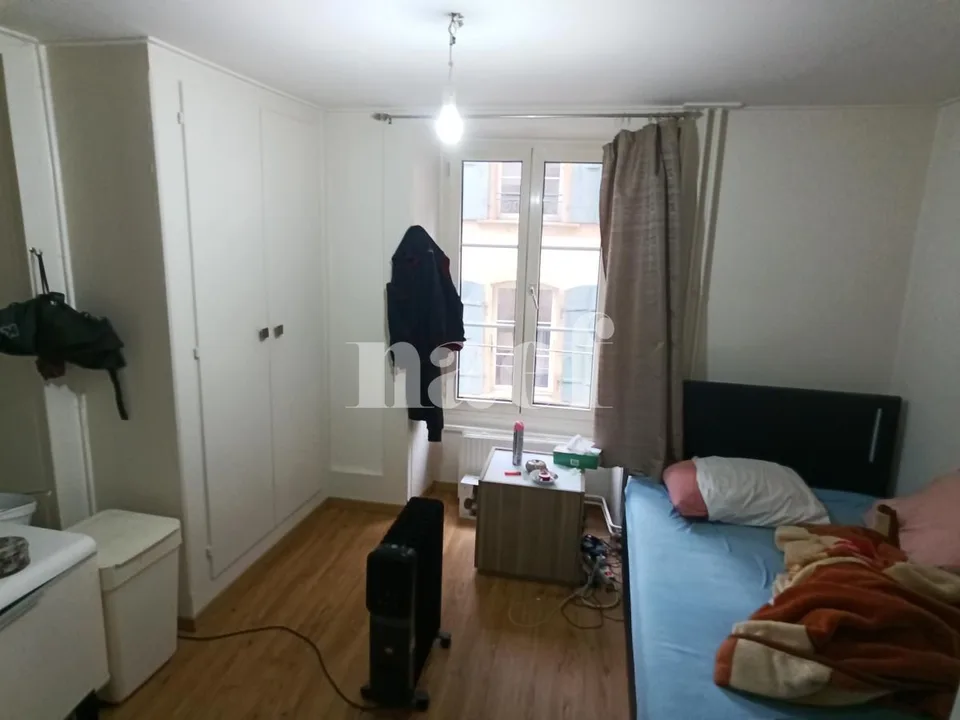 Appartement situé au centre ville, dans la zone piétonne.
