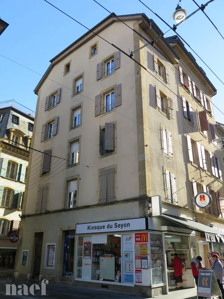 Appartement situé au centre ville, dans la zone piétonne.