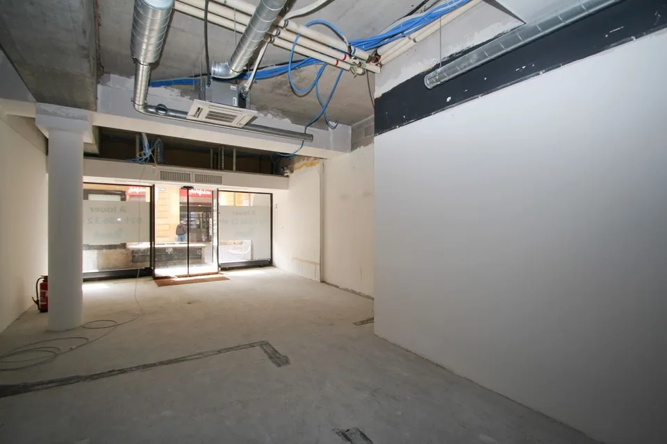 Spazio commerciale al pianterreno situato nel centro di Neuchâtel