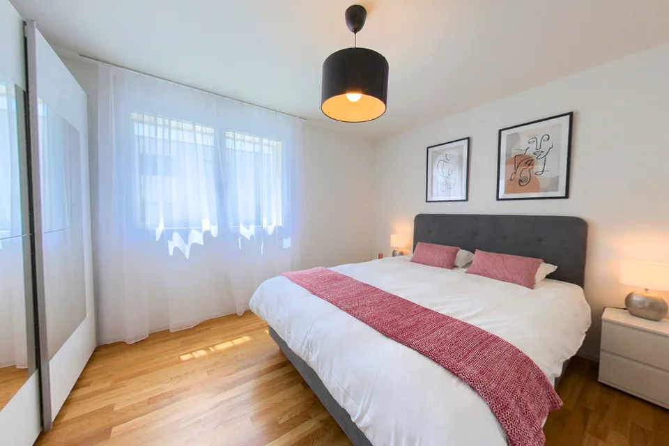 Spacious 2-bed apartment/Charmant 3.5 pièces dans un quartier calme