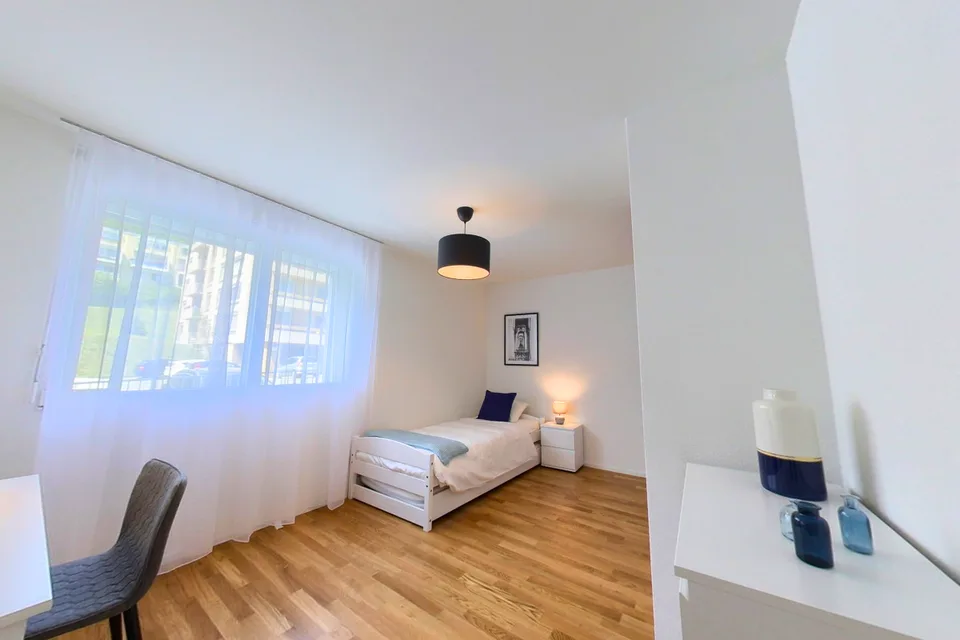 Spacious 2-bed apartment/Charmant 3.5 pièces dans un quartier calme
