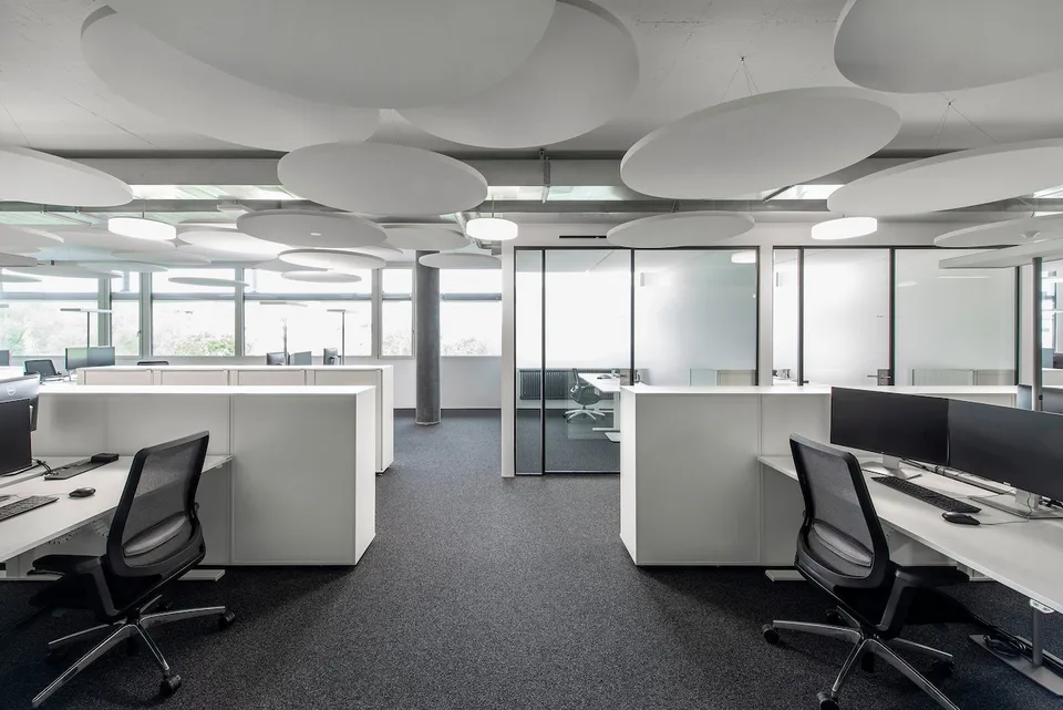 Surface de bureau climatisée dans l'immeuble de bureaux Tic Tric Trac