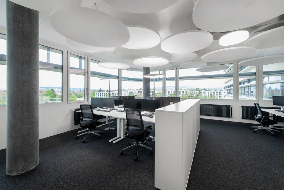 Surface de bureau climatisée dans l'immeuble de bureaux Tic Tric Trac