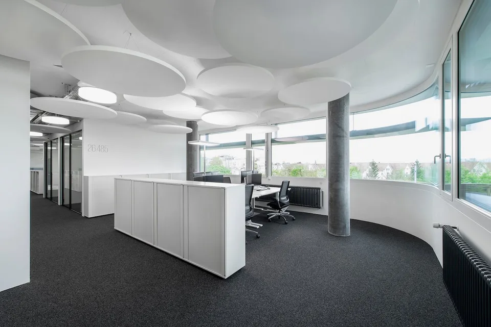 Surface de bureau climatisée dans l'immeuble de bureaux Tic Tric Trac