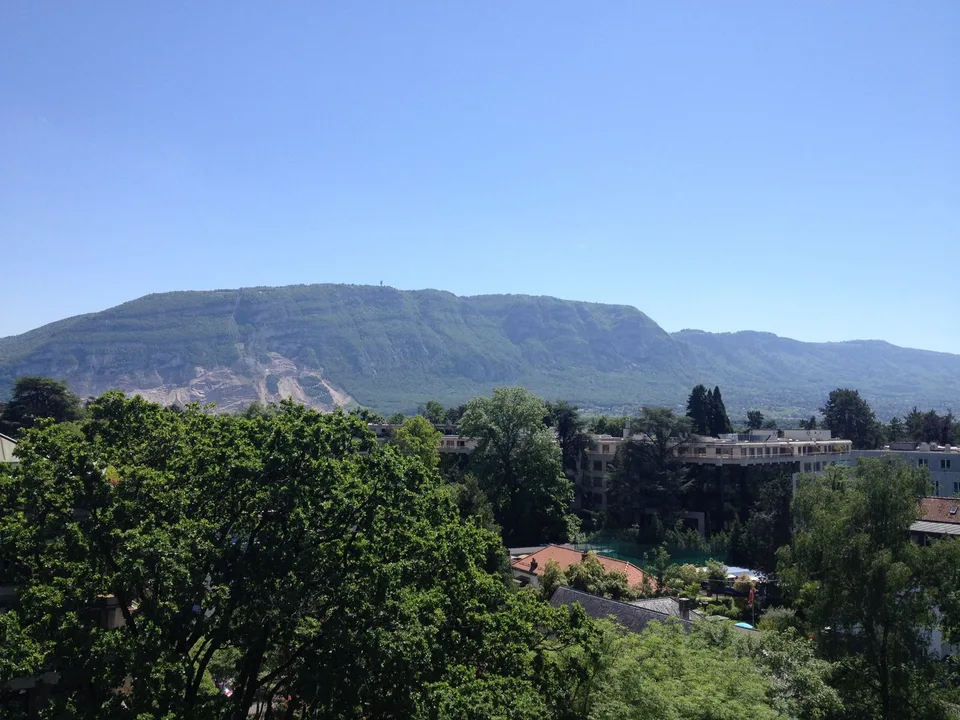 Magnifique appartement en attique de 7.5 pièces avec vue panoramique – Genève Florissant