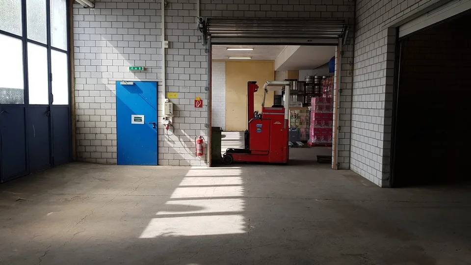 In una buona posizione commerciale di fronte all'ex edificio Jemoli.