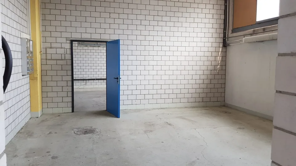 In una buona posizione commerciale di fronte all'ex edificio Jemoli.