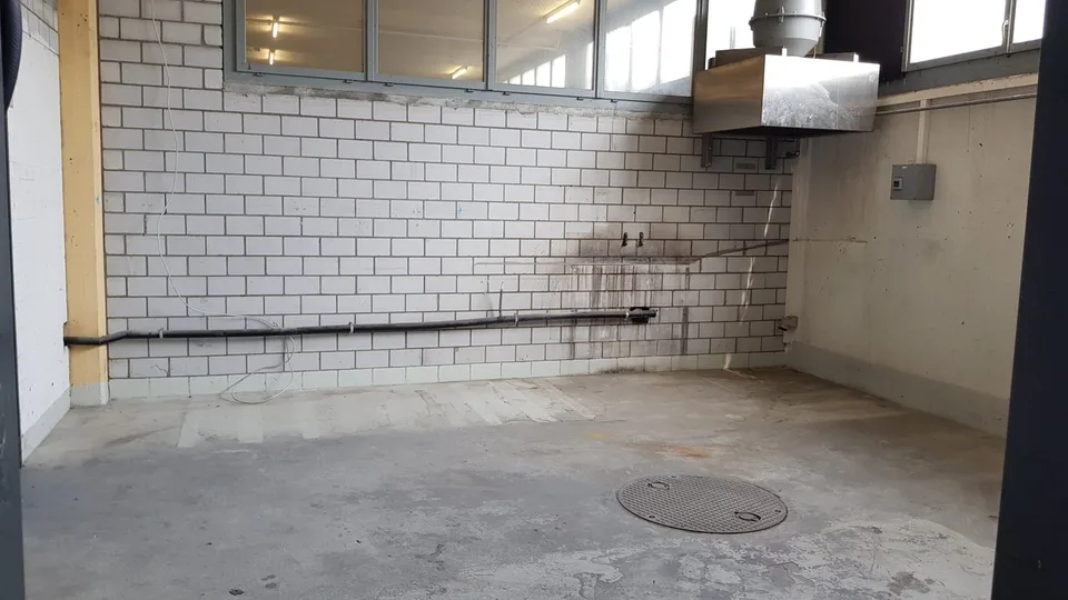In una buona posizione commerciale di fronte all'ex edificio Jemoli.