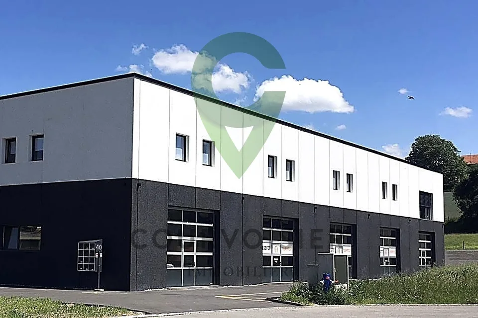 EXCLUSIVITÉ - Halle industrielle premium d'env. 880 m² avec bureaux et parkings à louer
