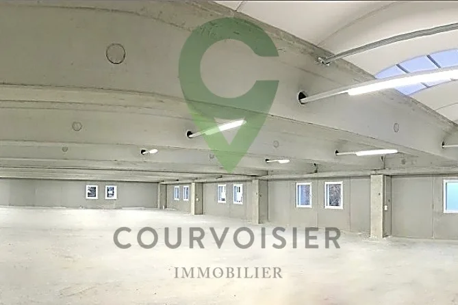 ESCLUSIVITÀ - Hall industriale premium di ca. 880 m² con uffici e parcheggi in affitto