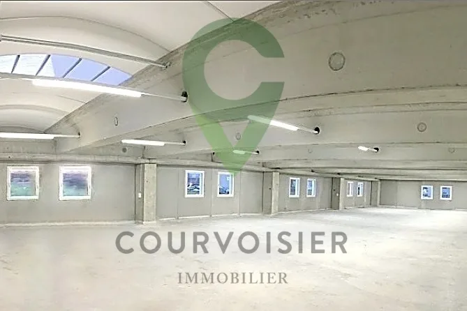 ESCLUSIVITÀ - Hall industriale premium di ca. 880 m² con uffici e parcheggi in affitto