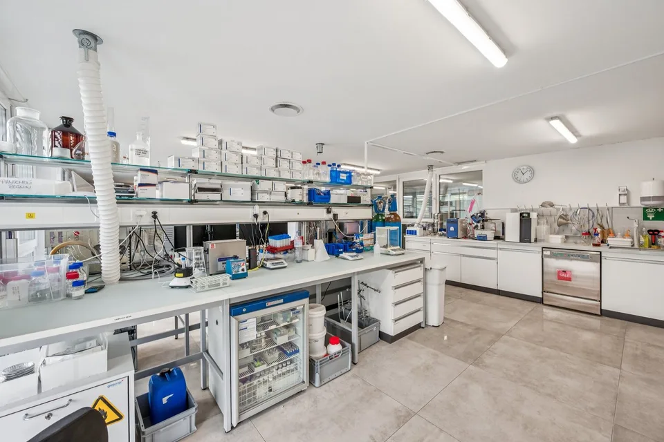 Surface de laboratoire avec bureaux à louer – Chavornay