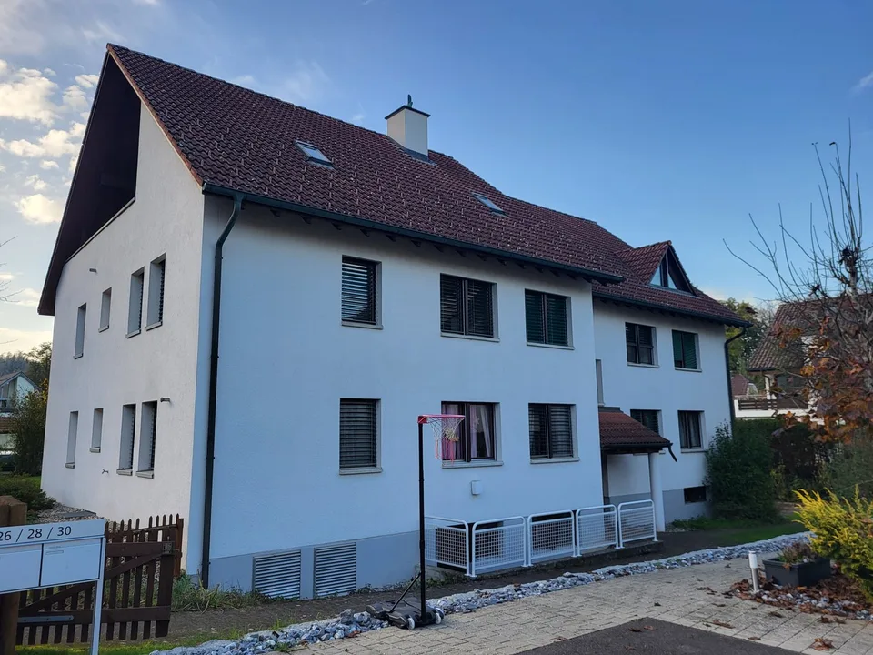 Grosszügige, helle Wohnung in 5-Familienhaus, in ruhigem und begrüntem Wohnquartier gelegen
