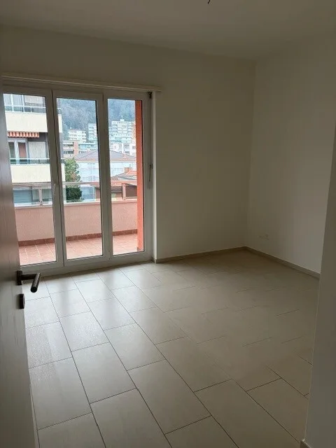 SOLEGGIATO 3.5 LOCALI IN STABILE CON PISCINA CONDOMINIALE