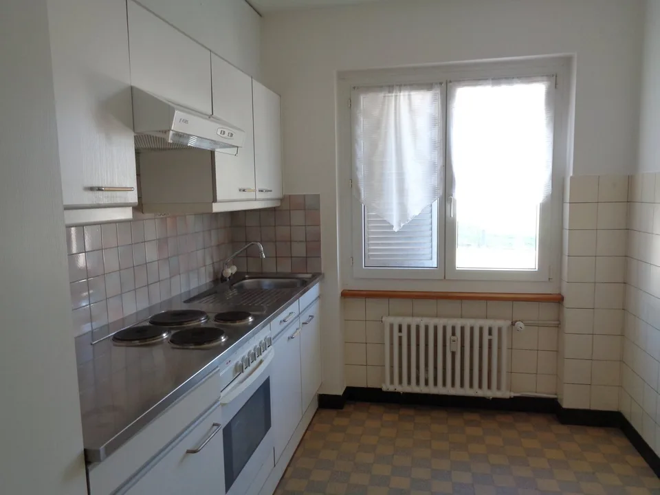 Appartement au 2e étage dans un immeuble proche du centre-ville.