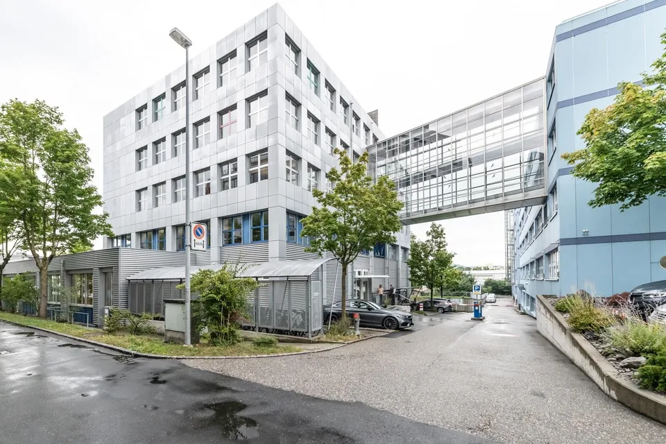 Espaces de bureau, commerciaux et de stockage spacieux avec stationnement important pour usage intérimaire