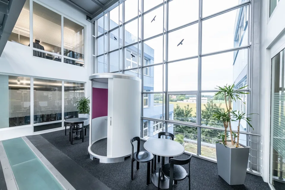 Espaces de bureau, commerciaux et de stockage spacieux avec stationnement important pour usage intérimaire