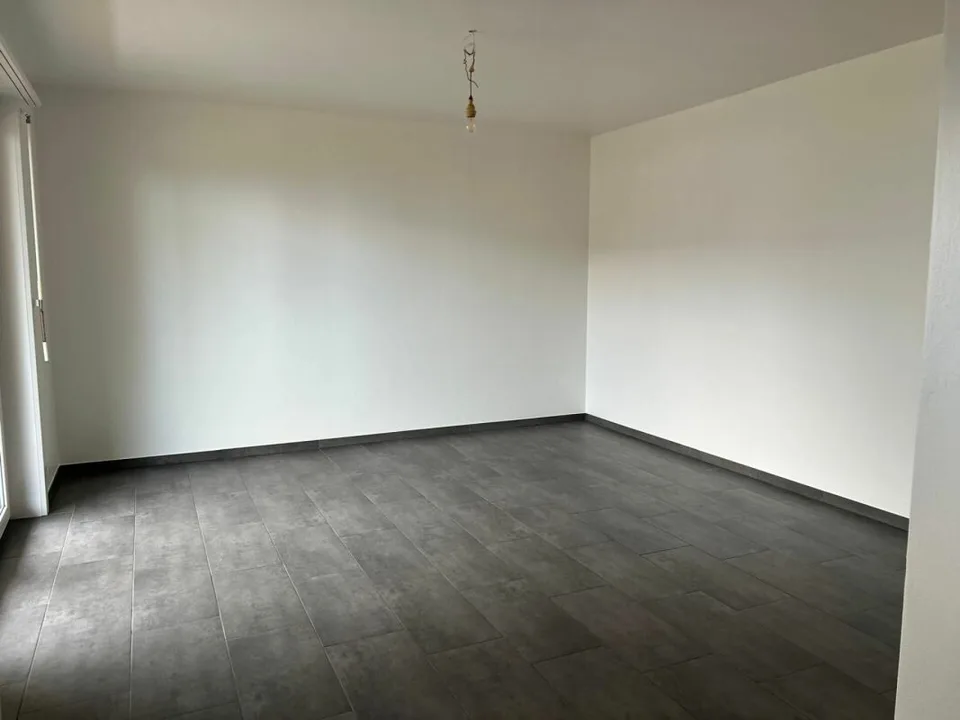 Studio mit Balkon im Untergeschoss