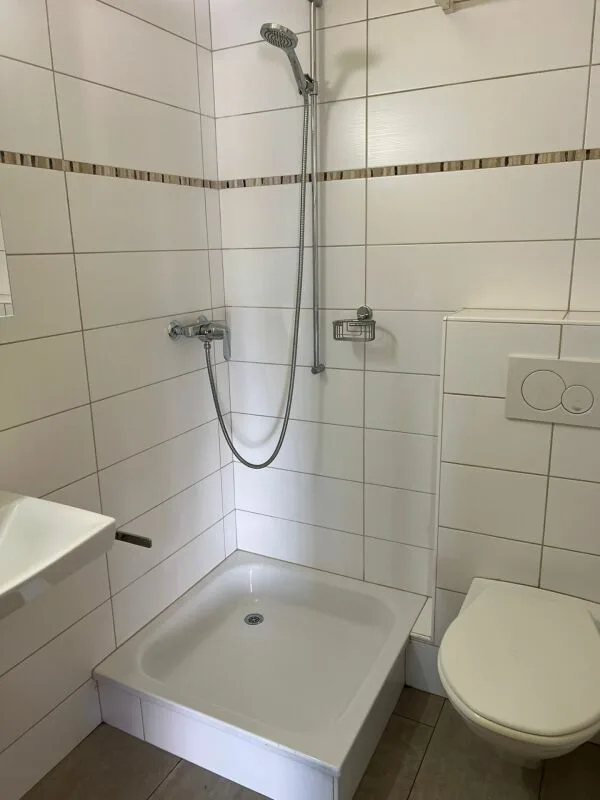 Studio mit Balkon im Untergeschoss