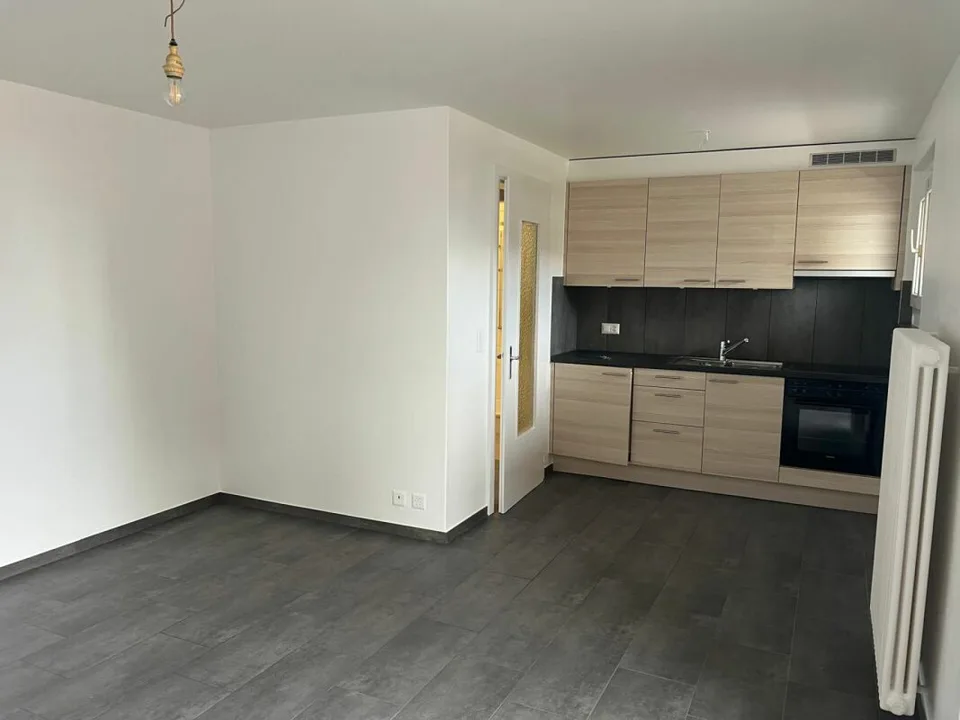 Studio avec balcon au rez inférieur