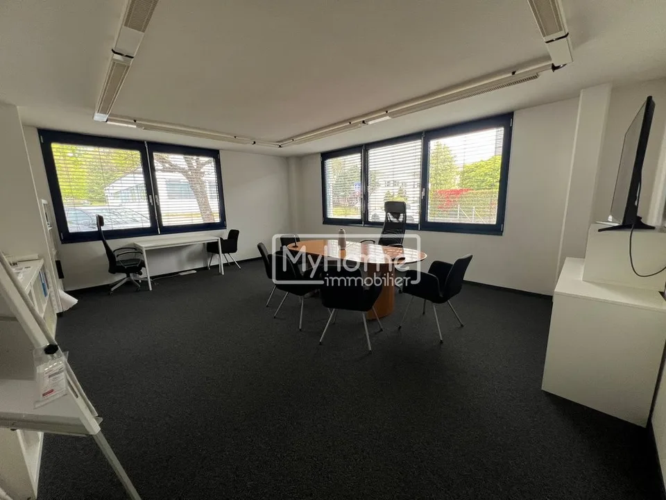 Verkaufsfläche von etwa 375 m2 zur Miete in Romanel-sur-Lausanne