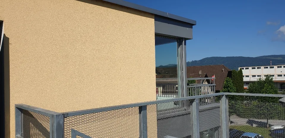 Spazio commerciale luminoso con terrazza tutto intorno