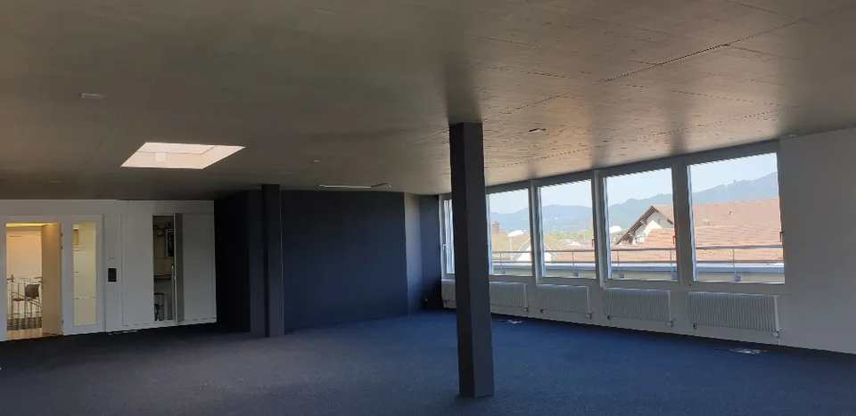 Spazio commerciale luminoso con terrazza tutto intorno