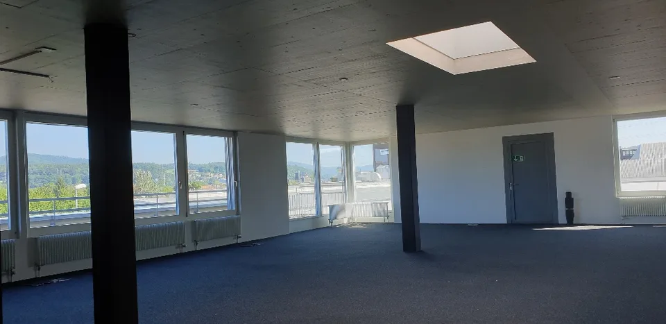 Spazio commerciale luminoso con terrazza tutto intorno