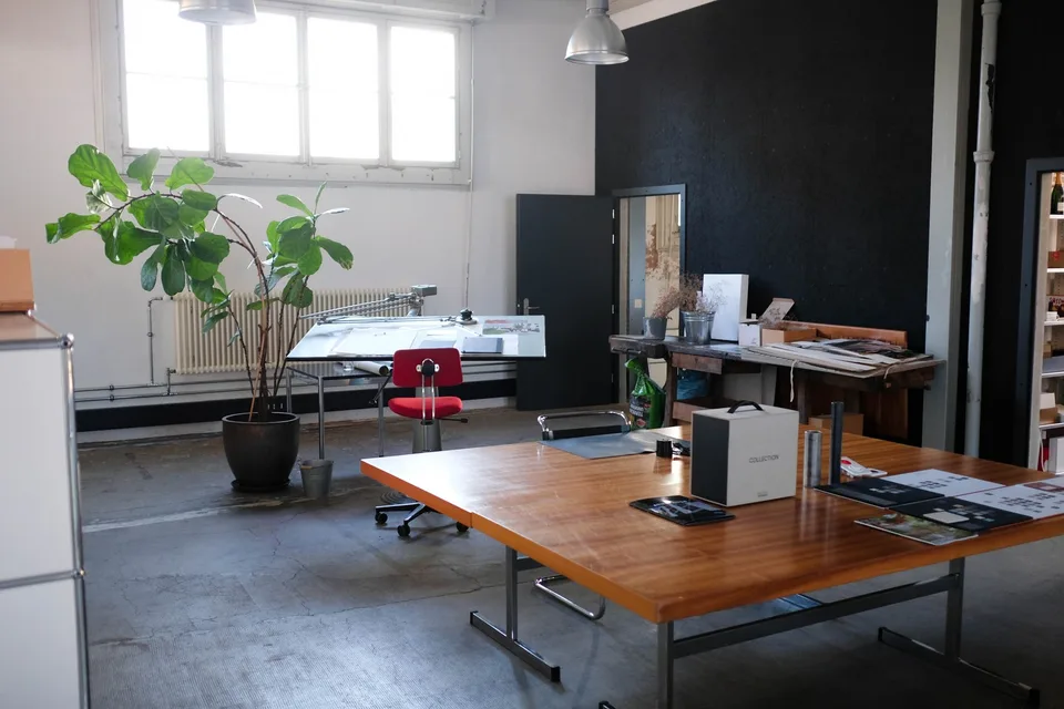 Postes de travail entièrement meublés