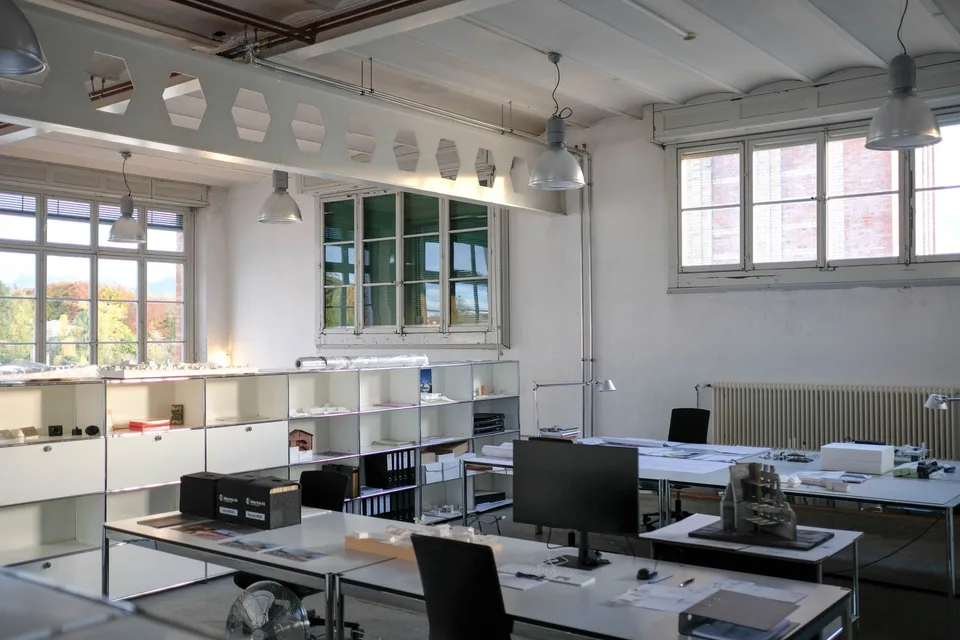 Postes de travail entièrement meublés