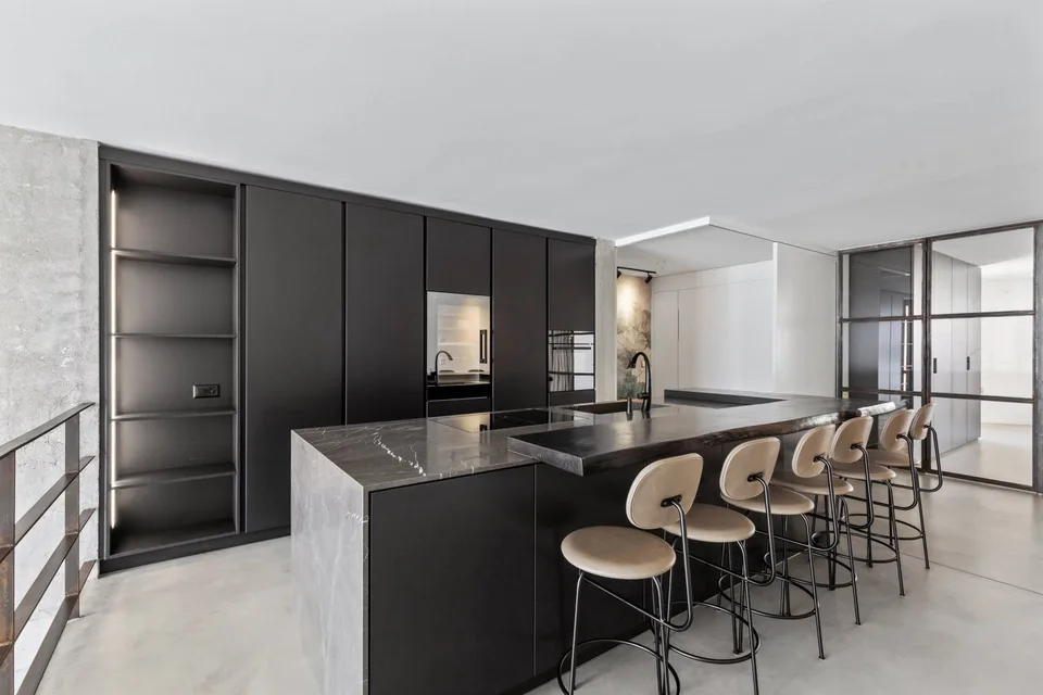 Bel appartement / loft au 4ème étage de 2.5 pièces avec possibilités d'en faire à 3.5 pièces de 150m2