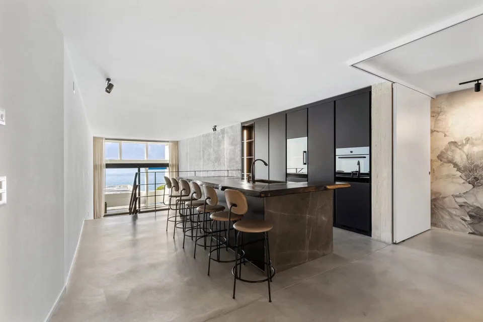 Bel appartement / loft au 4ème étage de 2.5 pièces avec possibilités d'en faire à 3.5 pièces de 150m2
