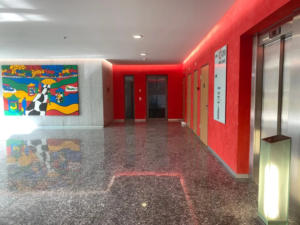 Spazio di coworking con 4 postazioni di lavoro completamente attrezzate