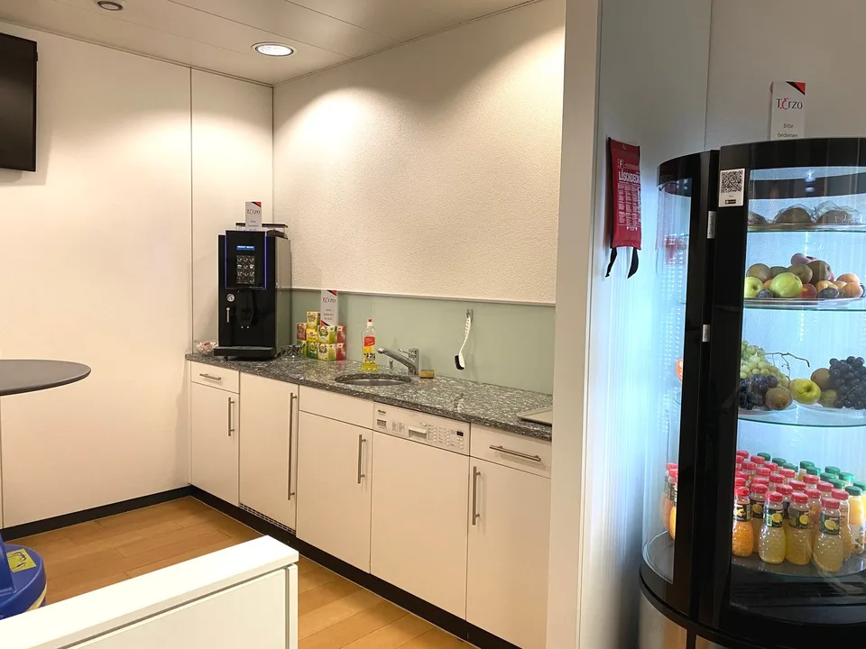 Spazio di coworking con 4 postazioni di lavoro completamente attrezzate