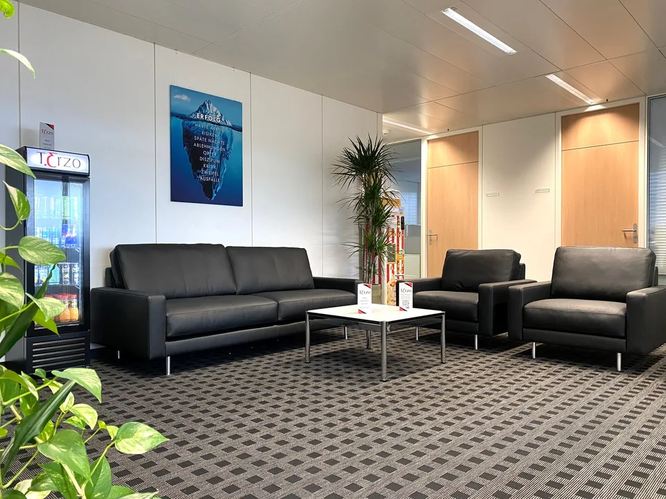 Spazio di coworking con 4 postazioni di lavoro completamente attrezzate