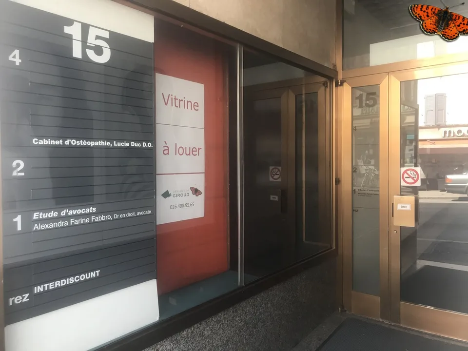 Vitrine im Zentrum der Grand-Rue in Payerne
