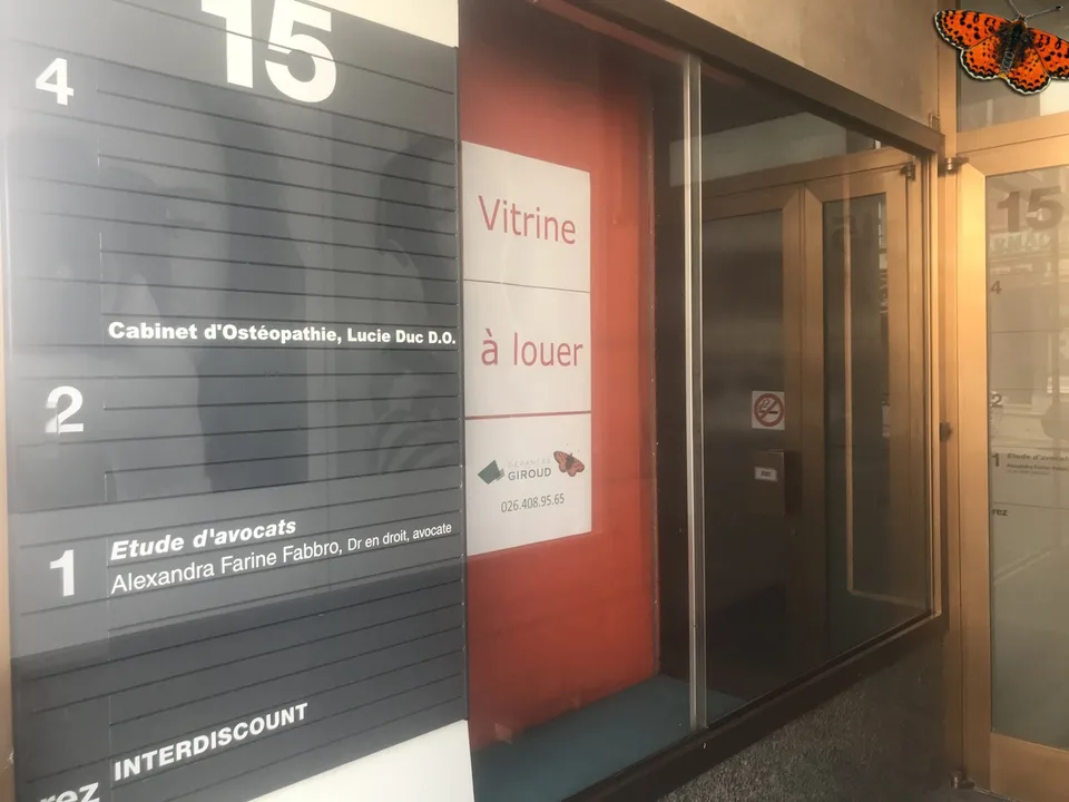 Vitrine im Zentrum der Grand-Rue in Payerne