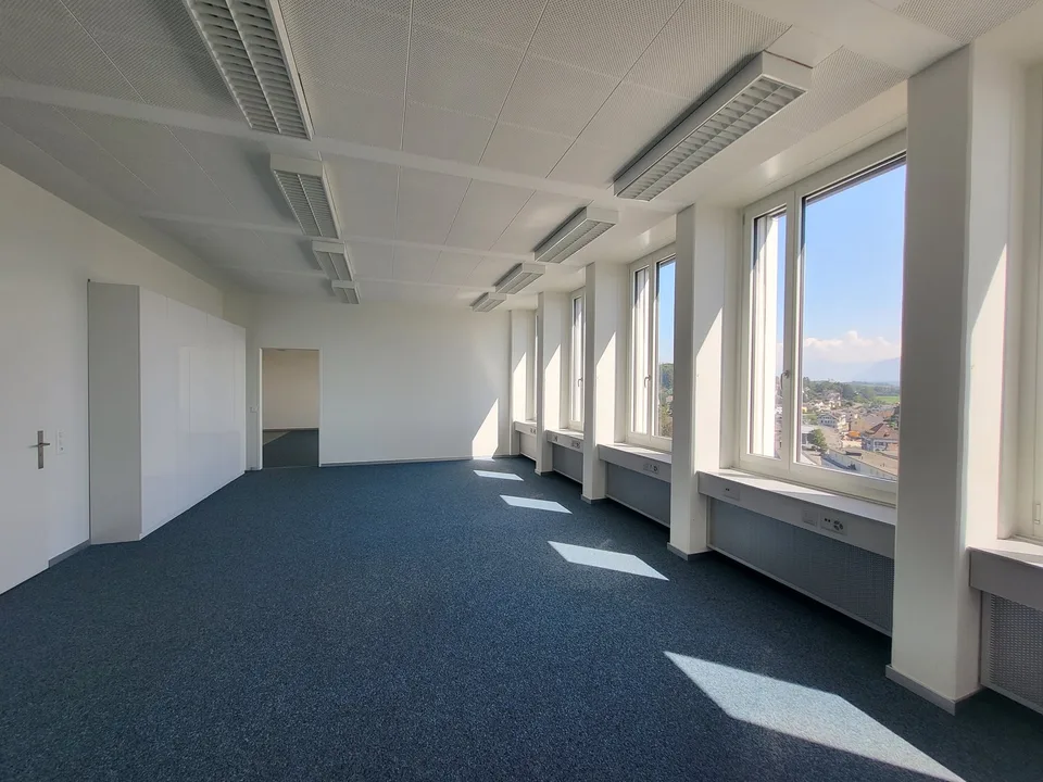 Panoramic office in the heart of Rüti – stylish space on the 10th floor – photo 7 of 12