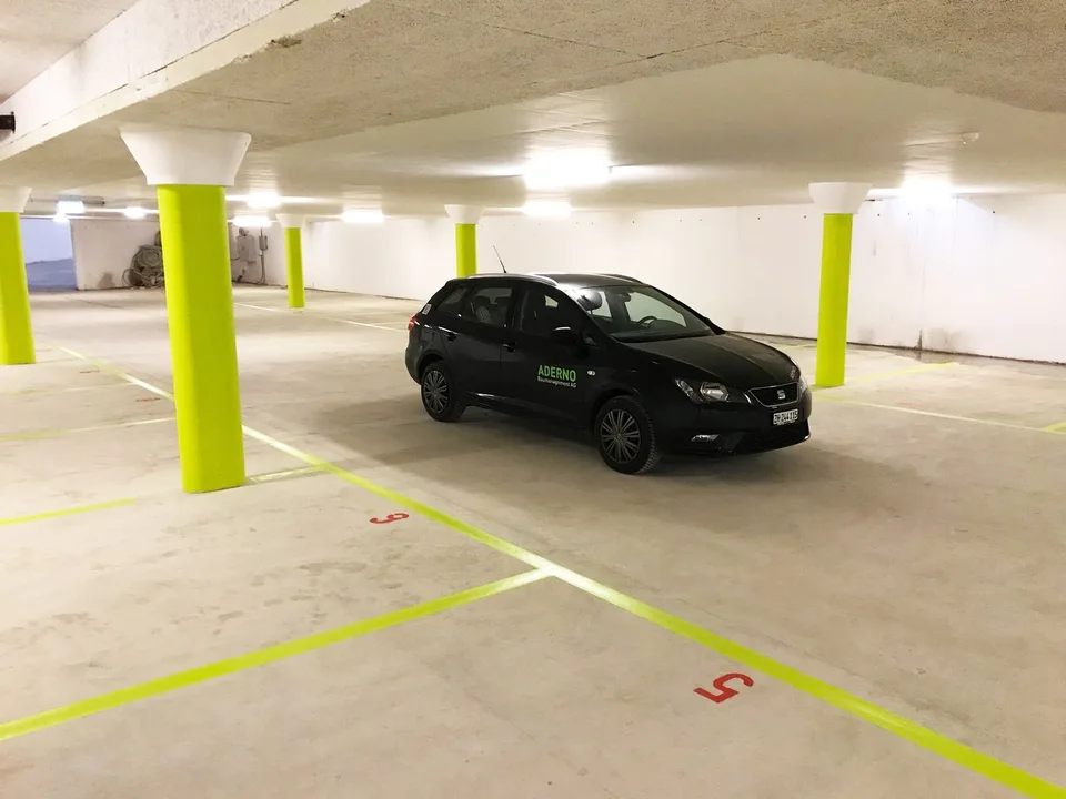 Tiefgaragenplatz in Grüningen zu vermieten
