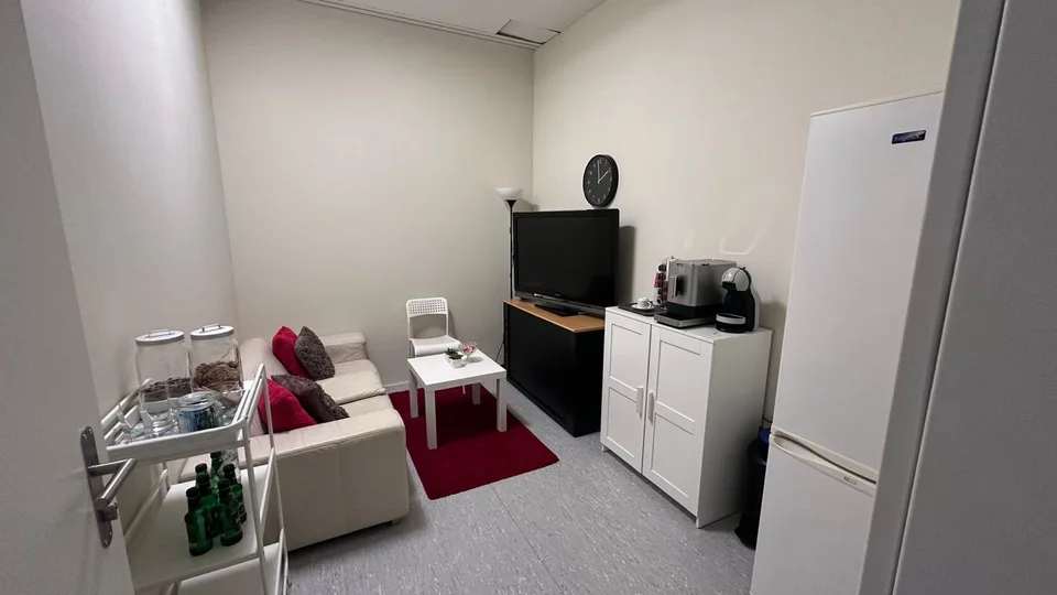 Grosszügige Büro/Atelier- und/oder Verkaufs-Räumlichkeiten am Wasgenring